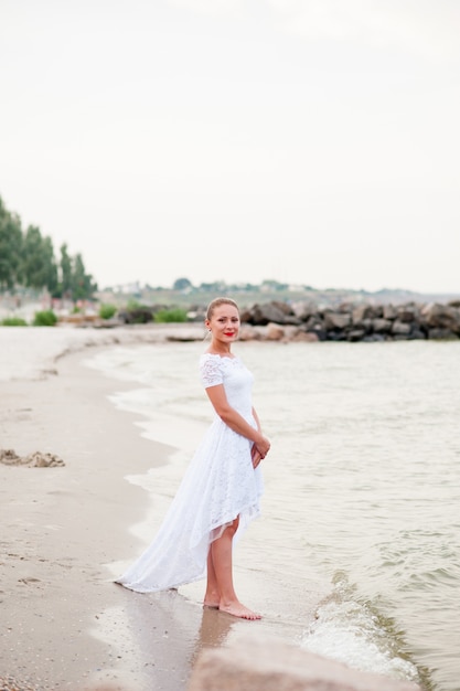 Junges Mädchen auf den Felsen im Meer