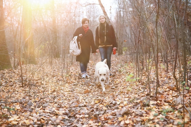 Junges Mädchen auf einem Spaziergang im Herbstgarten