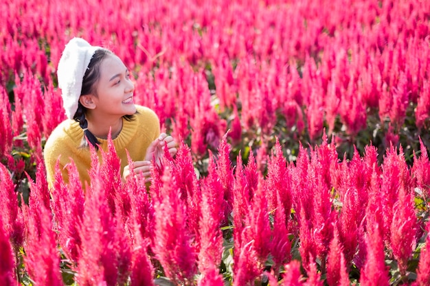 Junges Mädchen auf einer schönen Blumenfarm
