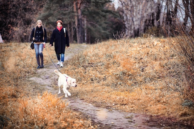 Junges Mädchen bei einem Spaziergang im Herbst