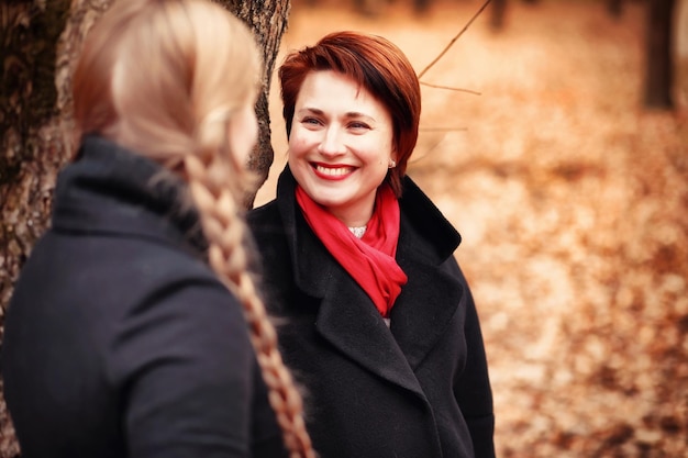 Junges Mädchen bei einem Spaziergang im Herbst