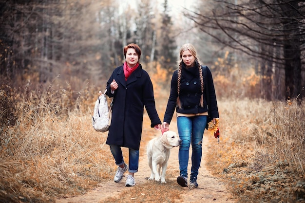 Junges Mädchen bei einem Spaziergang im Herbstgarten