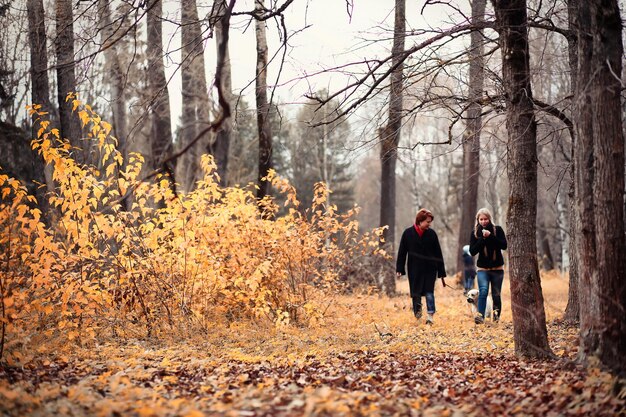 Junges Mädchen bei einem Spaziergang im Herbstgarten