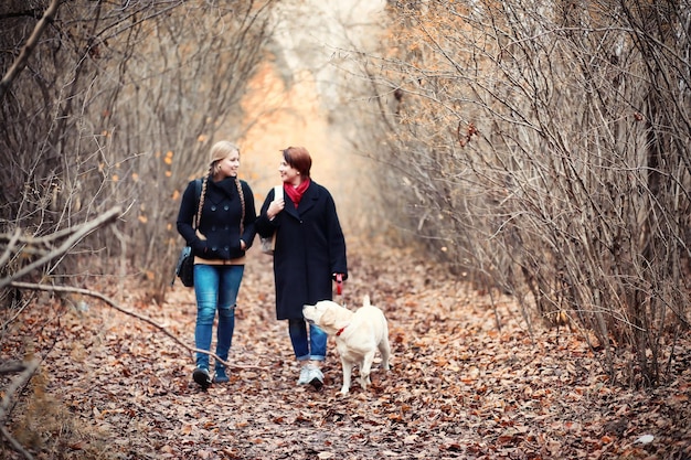 Junges Mädchen bei einem Spaziergang im Herbstgarten