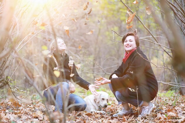 Junges Mädchen bei einem Spaziergang im Herbstgarten