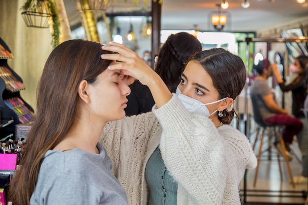 Junges Mädchen beim AUGEN-MAKE-UP