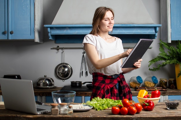 Junges Mädchen bereitet einen Salat in der Küche vor