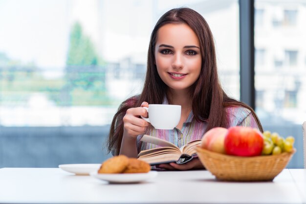 Junges Mädchen, das am Morgen frühstückt