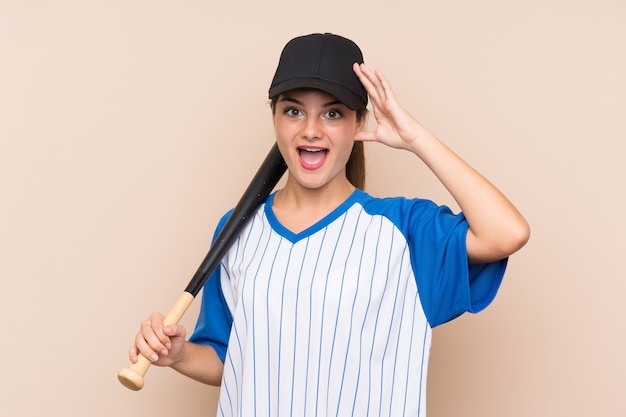 Junges Mädchen, das Baseball mit Überraschung und entsetztem Gesichtsausdruck spielt
