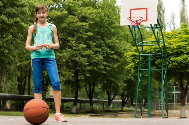 Junges Mädchen, das darauf wartet, Basketball zu spielen