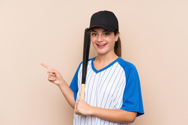 Junges Mädchen, das den Baseball überrascht spielt und Finger auf die Seite zeigt