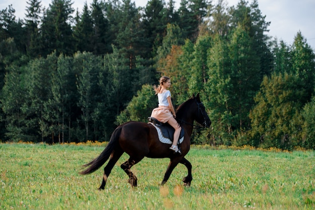 Junges Mädchen, das ein Pferd reitet