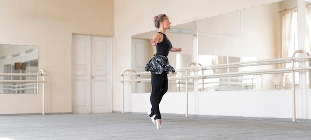 Foto junges mädchen, das eine balletttanzaufführung macht, die schönheit und anmut zeigt