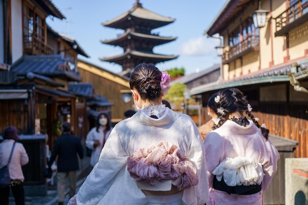 Junges Mädchen, das einen japanischen Kimono trägt, der in Kyoto steht Japan Kimono ist ein traditionelles japanisches Kleidungsstück Das Wort Kimono, das eigentlich eine Sache zum Tragen bedeutet