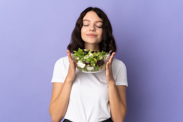 Junges Mädchen, das einen Salat hält