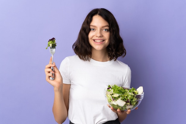 Junges Mädchen, das einen Salat hält