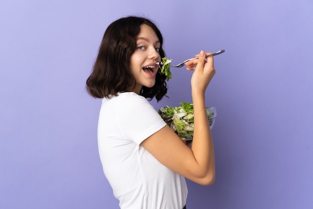 Junges Mädchen, das einen Salat hält