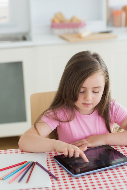 Junges Mädchen, das einen Tablet-Computer verwendet