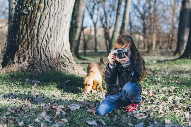 Foto junges mädchen, das foto im park macht