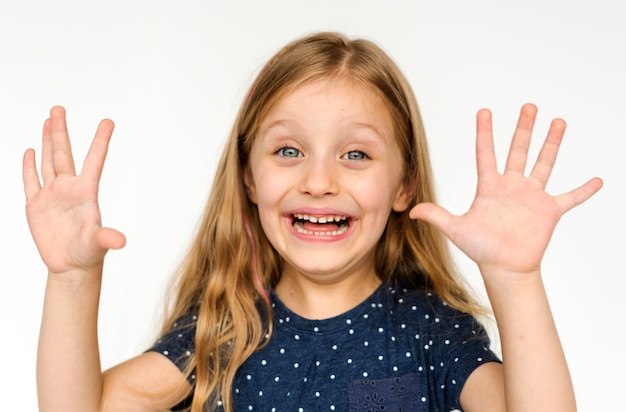 Junges Mädchen, das für photoshoot steht und aufwirft