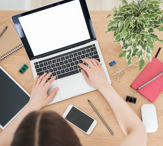 Junges Mädchen, das im Homeoffice am Tisch arbeitet