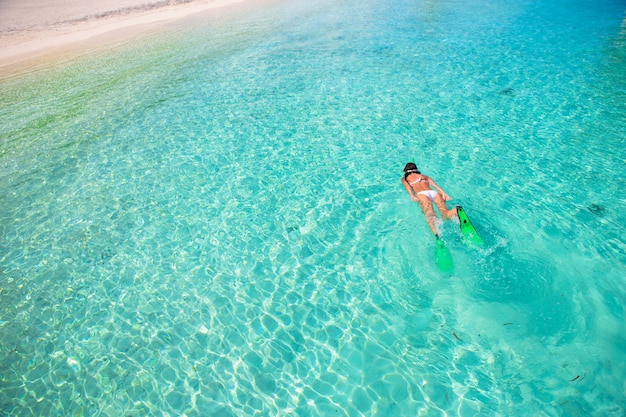 Junges Mädchen, das im Urlaub im tropischen Wasser schnorchelt