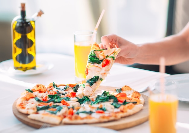 Junges Mädchen, das Pizza in einem Restaurant isst