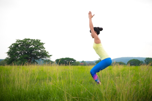 Junges Mädchen, das Yoga im Park tut