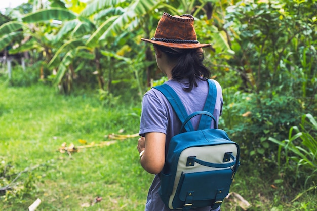 Junges Mädchen des Hippies mit Rucksack Sonnenuntergang genießend