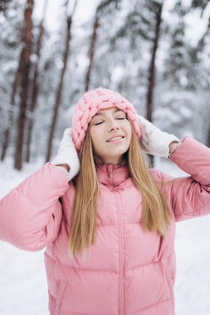 Junges Mädchen draußen im verschneiten Winterpark