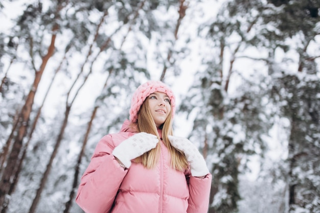 Foto junges mädchen draußen im verschneiten winterpark