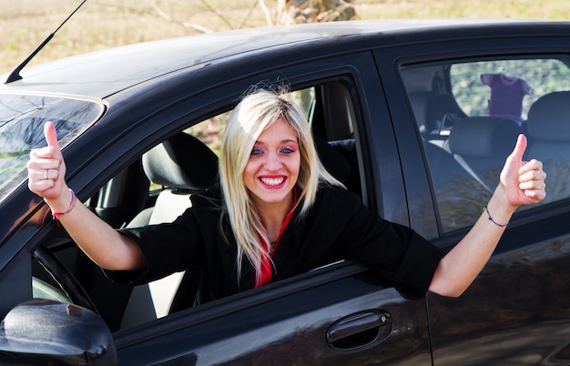 Junges Mädchen fahren