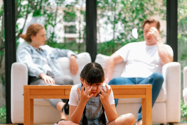 Junges Mädchen gefangen in der Mitte der Spannung durch ihre Eltern Argument Synchronos