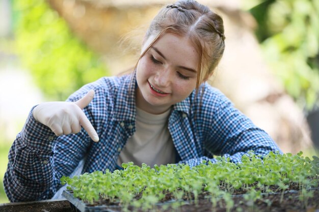 Junges Mädchen genießt die Aktivität auf der Plantage auf dem Biobauernhof