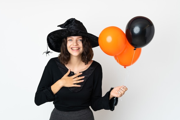 Junges Mädchen im Halloween-Kostüm über weißer Wand