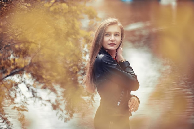 Junges Mädchen im Herbst bei Regenwetter