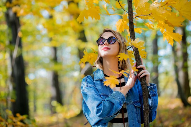 Junges Mädchen im Herbstsaisonpark