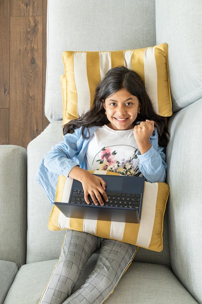 Junges Mädchen im Teenageralter benutzt einen Laptop