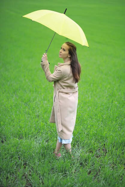 Junges Mädchen in einem grünen Park