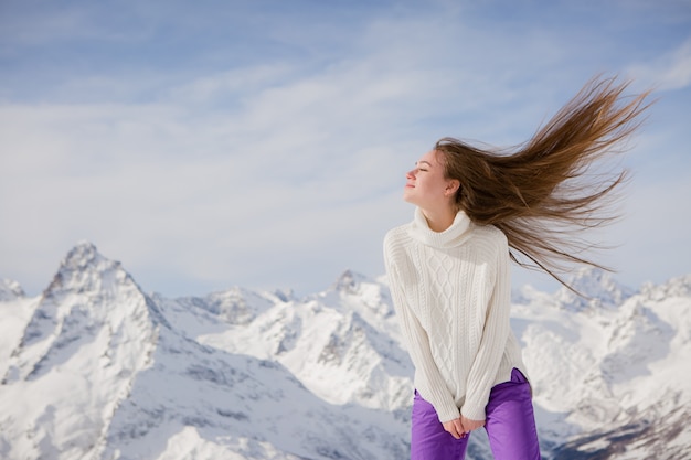 junges Mädchen in einer Winterlandschaft