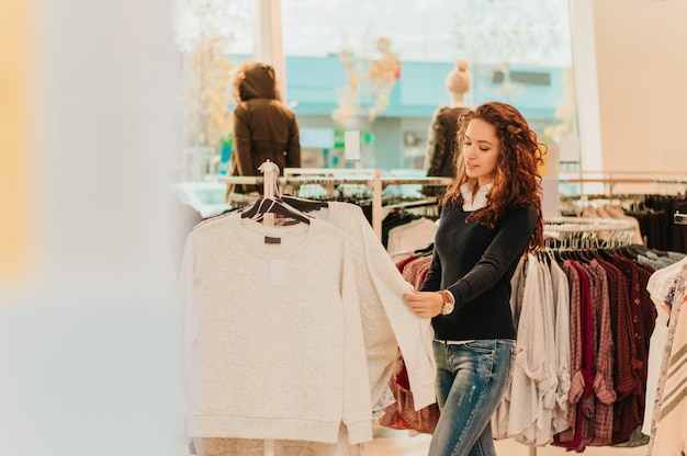 Junges Mädchen in kaufender Kleidung des Shops.