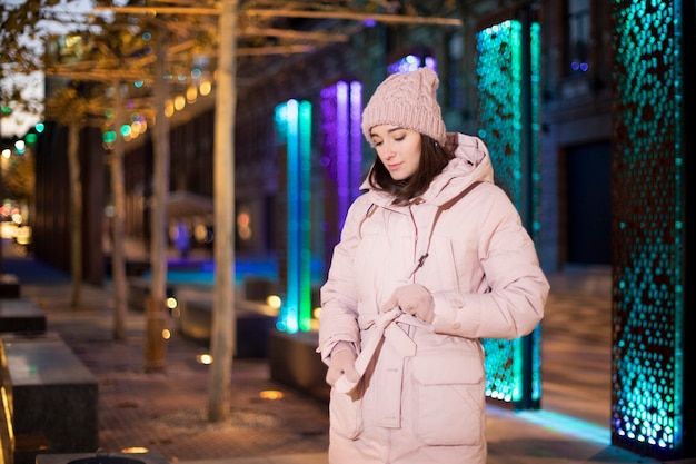 Junges Mädchen in rosa Winterkleidung