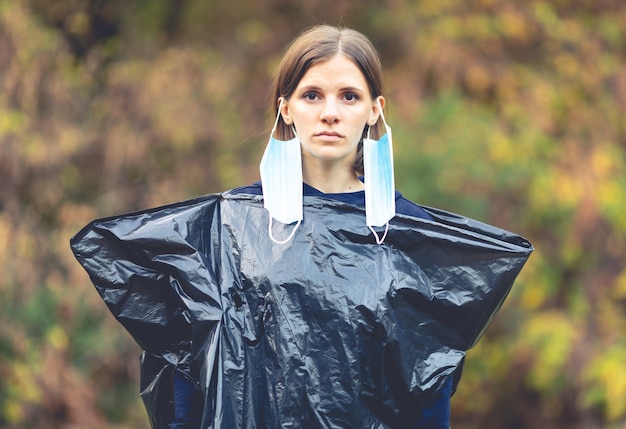 Junges mädchen in ungewöhnlicher kleidung und einer medizinischen maske