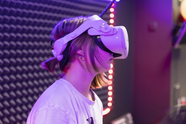 Junges Mädchen, Kind, das VR-Spiel in Gläsern spielt Cyberspace und virtuelles Spielen Konzept der Verwendung moderner Technologien zum Lernen