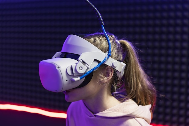 Junges Mädchen, Kind, das VR-Spiel in Gläsern spielt Cyberspace und virtuelles Spielen Konzept der Verwendung moderner Technologien zum Lernen