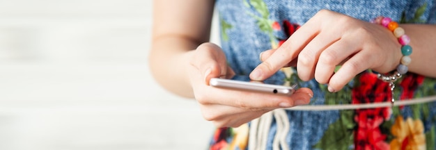 Junges Mädchen klickt auf den Telefonbildschirm