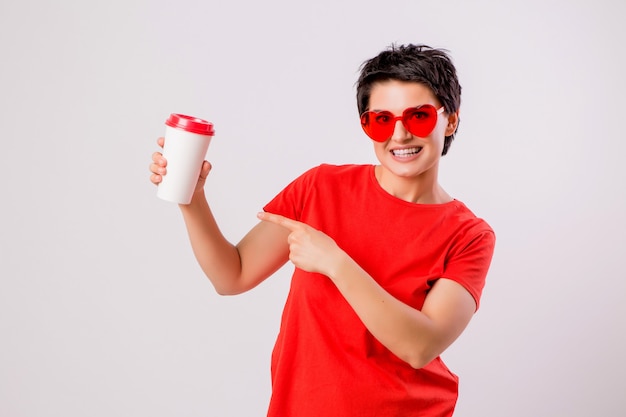 junges Mädchen lächelnd mit einem Glas Kaffee auf weiß