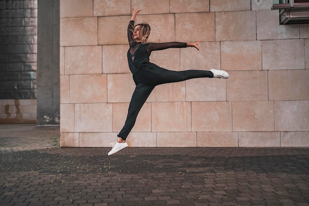 Junges Mädchen macht Gymnastiksprung auf der Straße