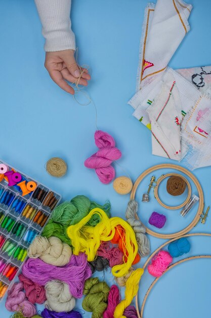 Junges Mädchen macht handgefertigte Stickerei Hände des Mädchens nähen Stickerei MusterFrau macht Kreuzstich