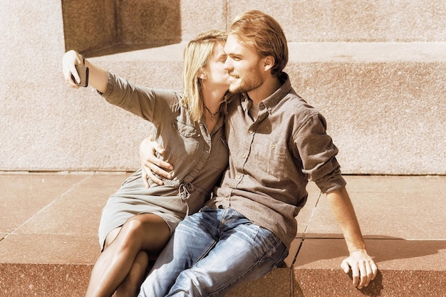 Junges Mädchen macht Selfie mit ihrem Freund, während sie sich als Freundschafts- und Zusammengehörigkeitskonzept verabredet